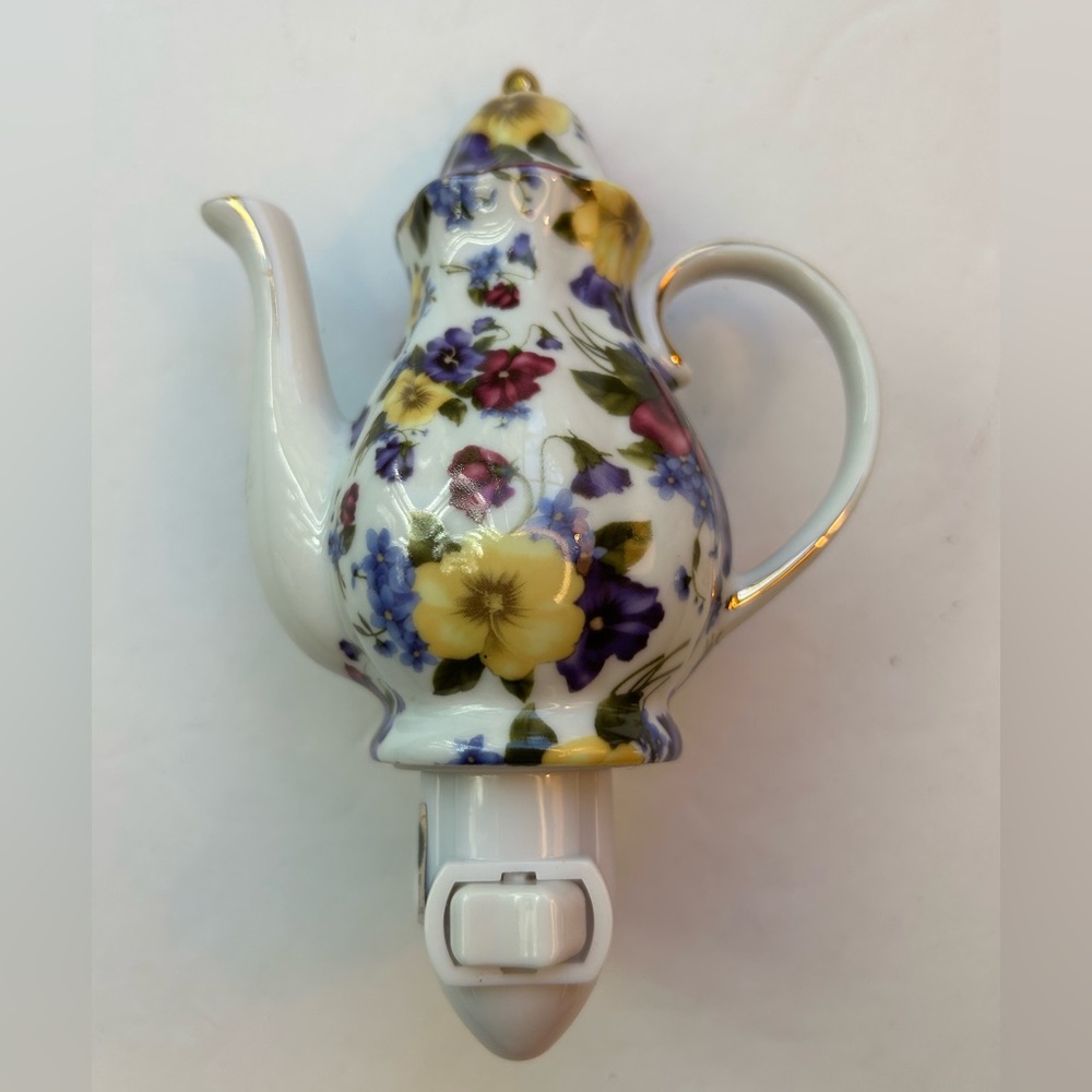 Pansy floral patterned ceramic teapot nightlight plug with bulb white/purple